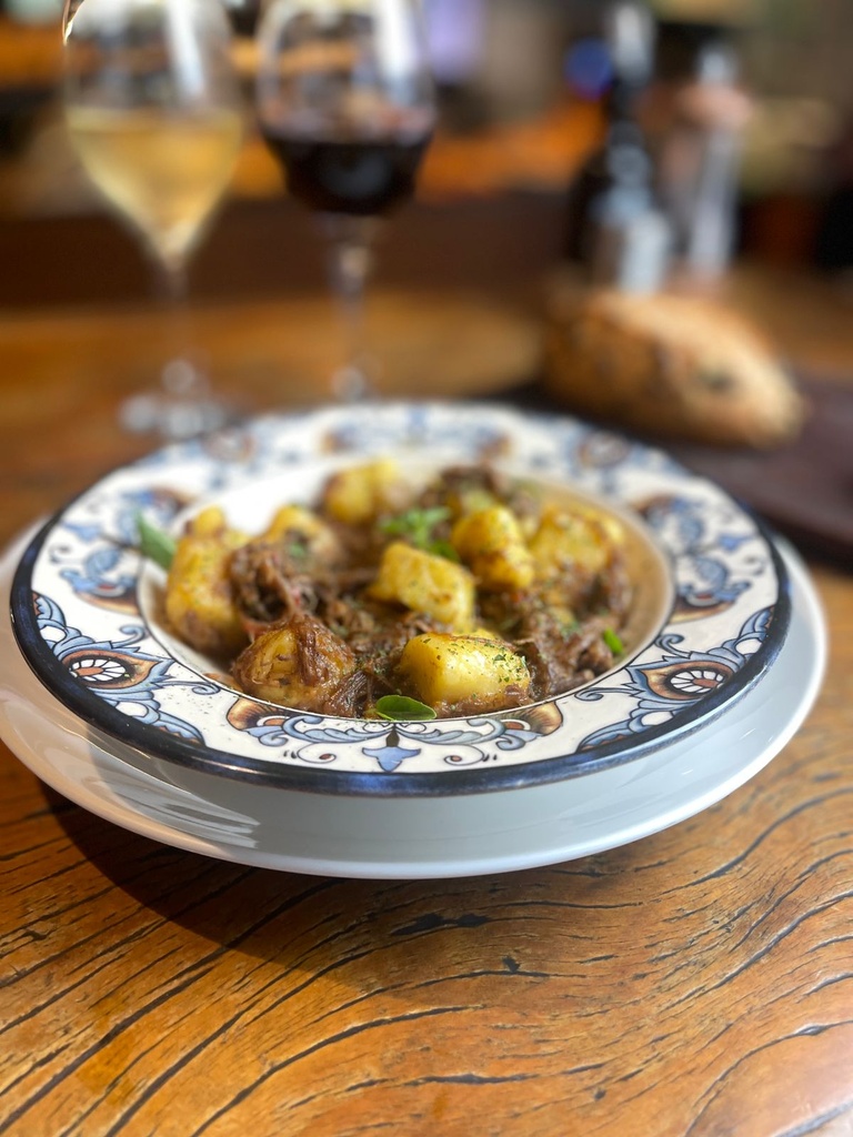 Gnhocchi de Mandioquinha com Ragu de Costela